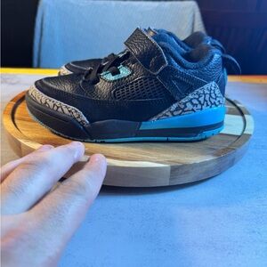 PRE SCHOOL JORDAN SPIZIKE LOW_BLACK/WOLF GREY-GAMMA BLUE FQ3951-005-SIZE 12
